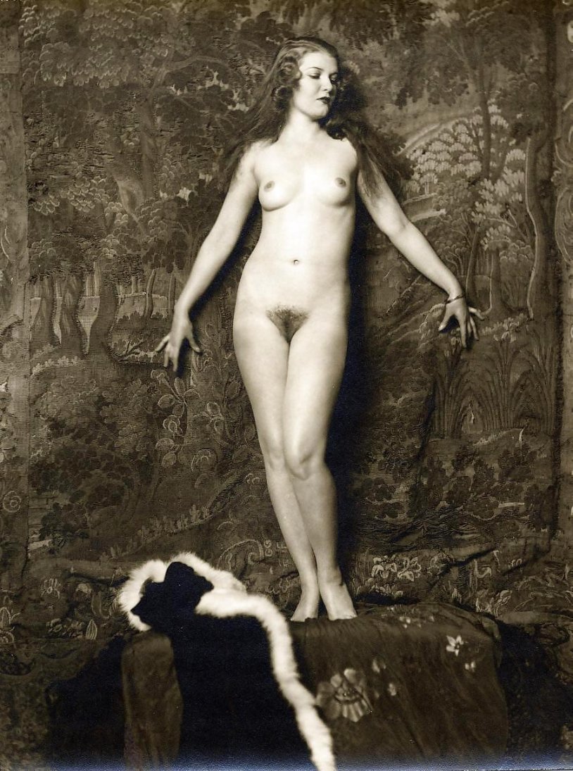 Alfred Cheney Johnston_~1930_Nude at the tapestry_1.jpg